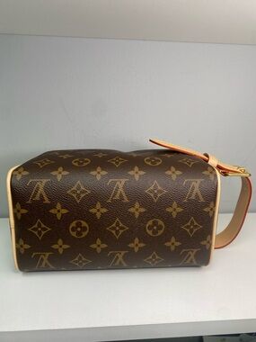 NWOT Louis Vuitton Locker Dopp Kit